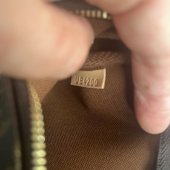 Louis Vuittton NWT tag, dust bag and box included. - Picture 6 of 10